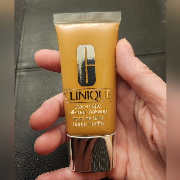 Clinique Stay-Matte Oil-Free Makeup Foundation In 21 Cream Caramel - Picture 6 of 8